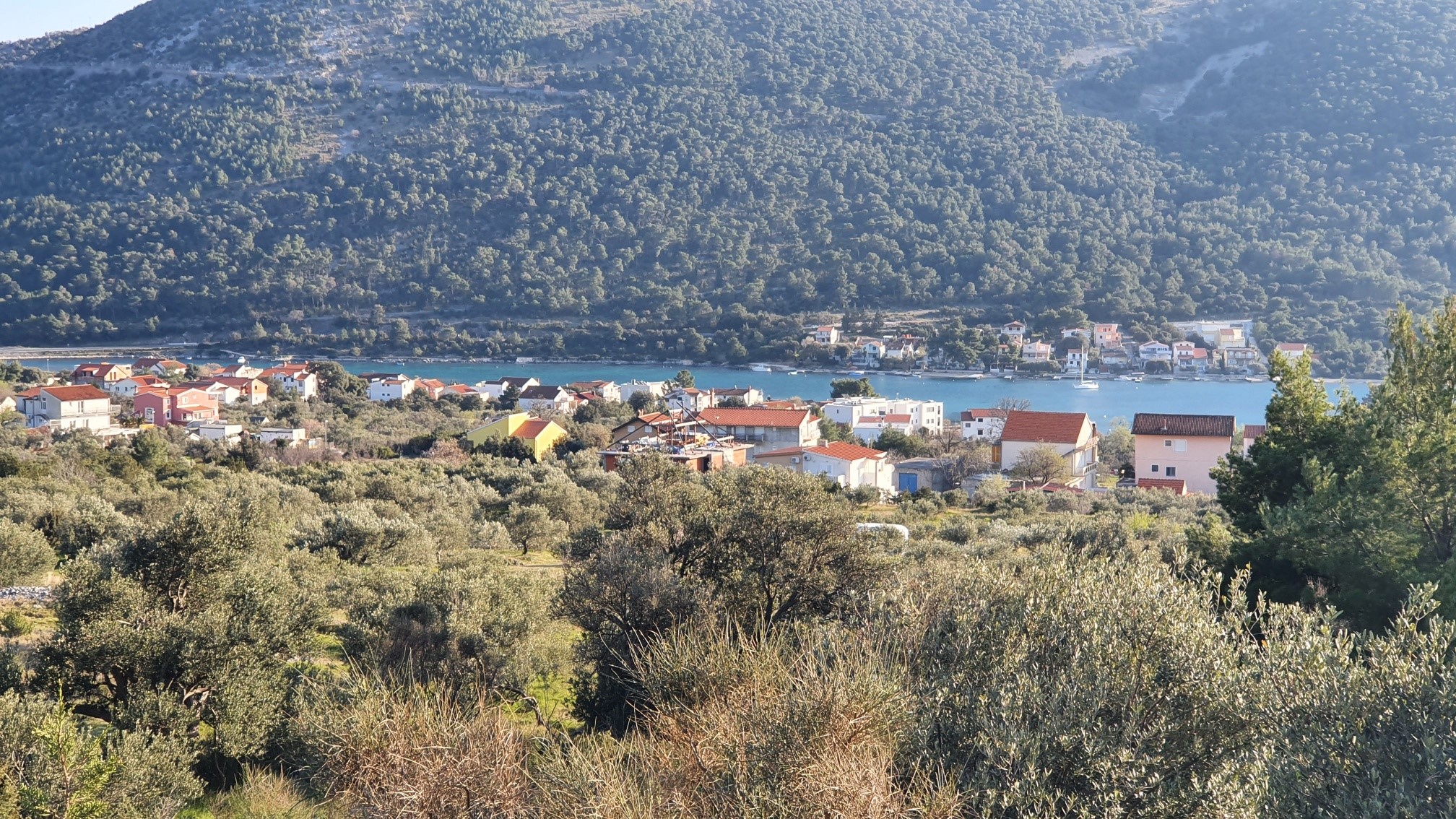 Zemljište sa izdanim građevisnkim dozvolama i pogledom na more