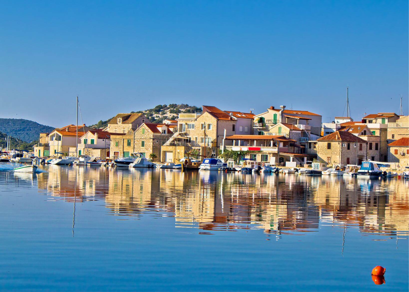 SNIŽENA CIJENA !!! Tri opremljena apartmana u prizemnoj etaži kuće