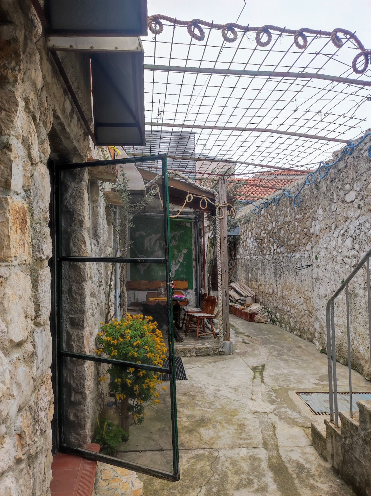 Kamena kuća u samom centru mjesta nedaleko od uređene plaže