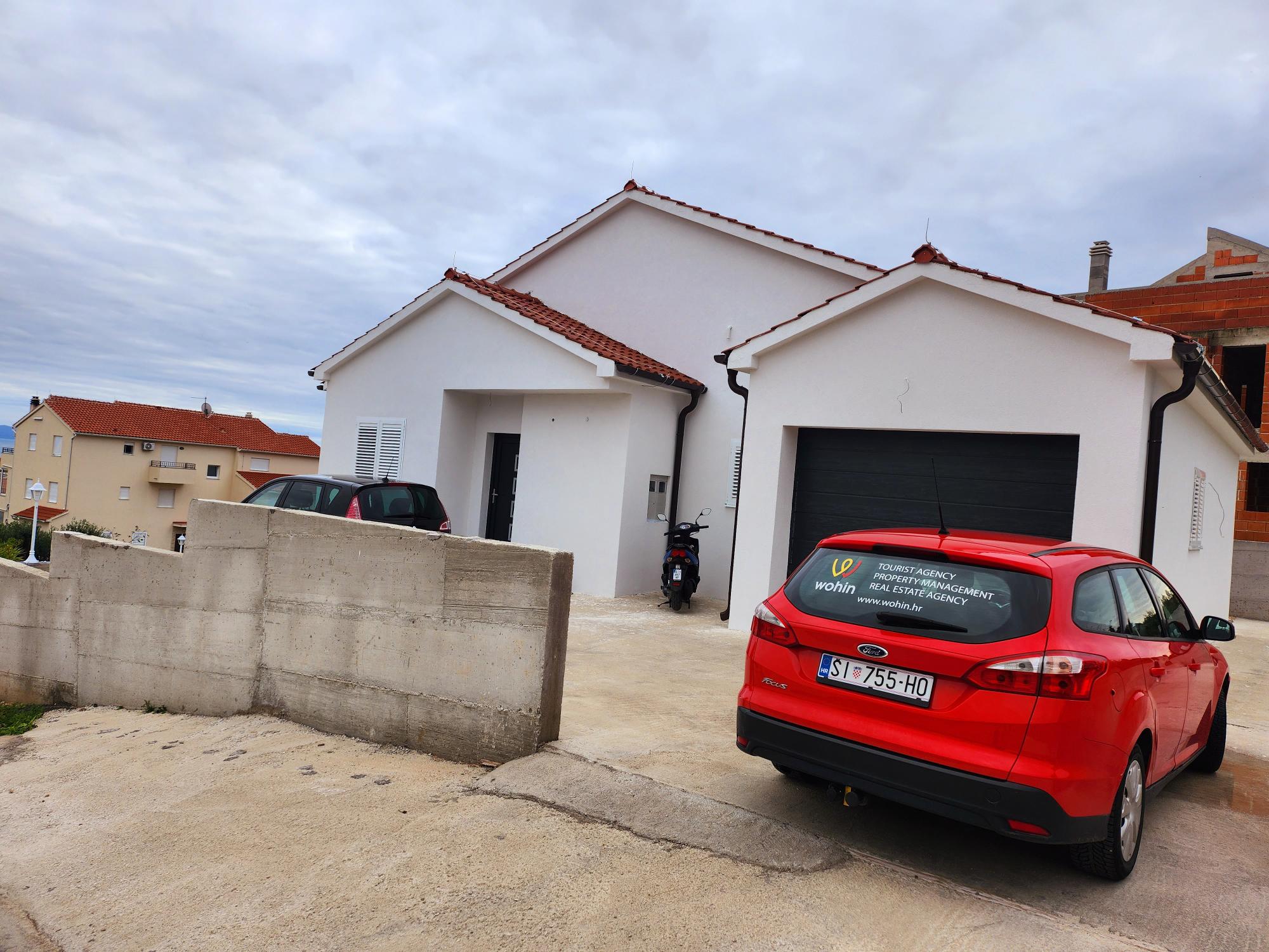 Nova lijepa obiteljska kuća sa dva stana i velikom okućnicom