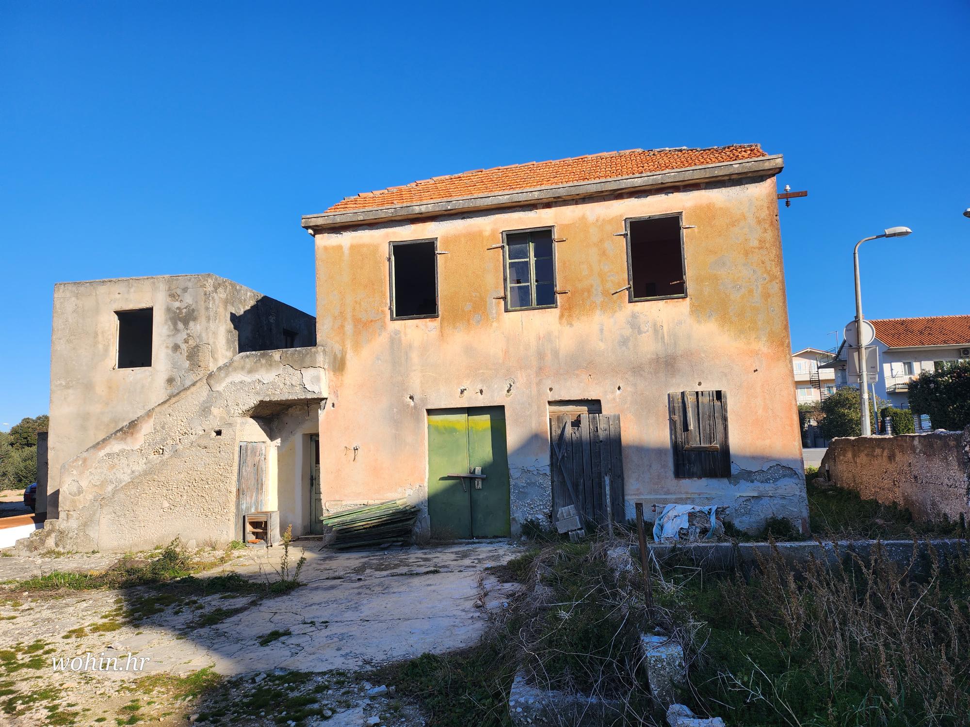 Samostojeća obiteljska kuća za renovaciju 150 metara od mora