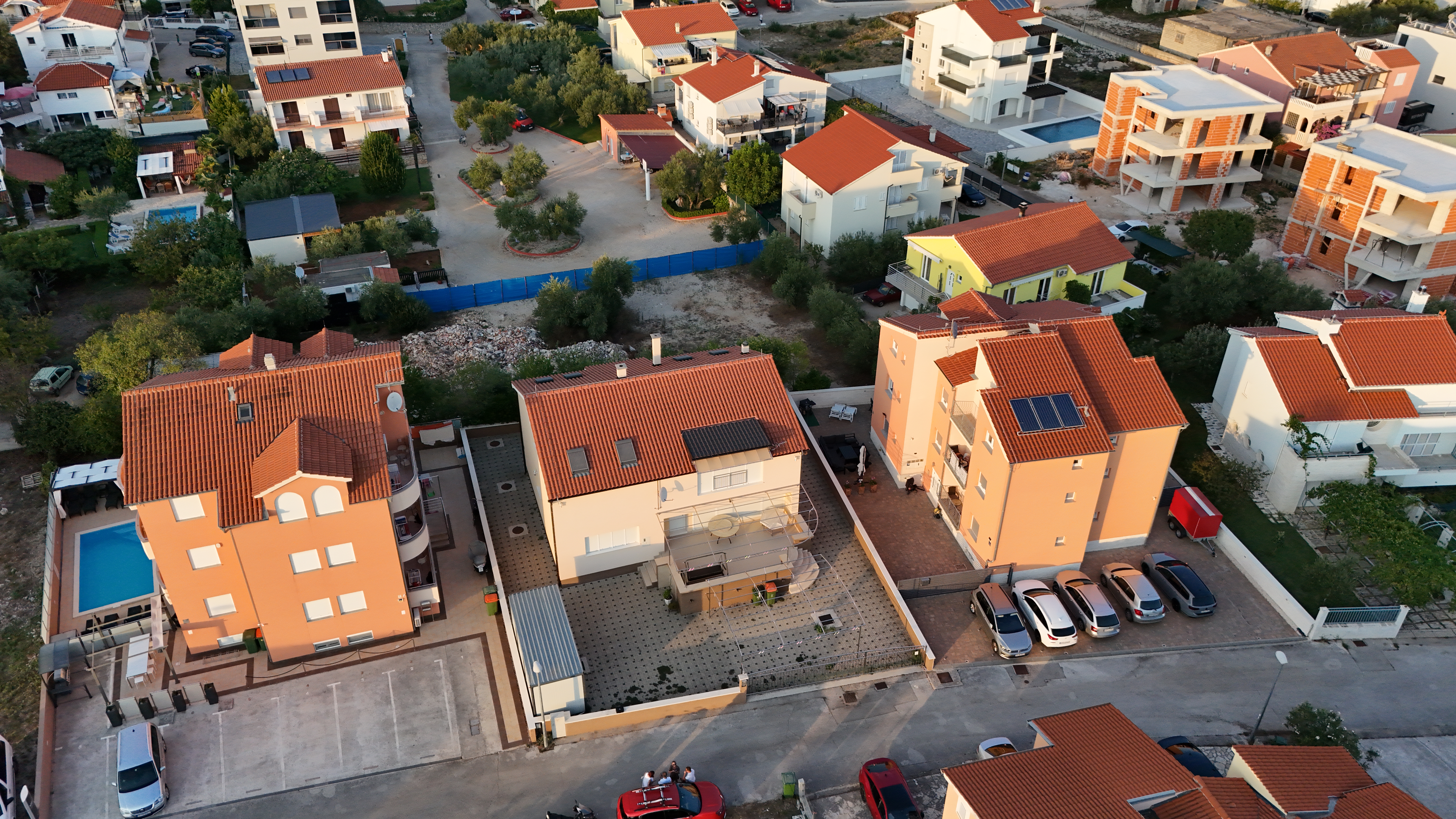 Prekrasno uređena samostojeća novogradnja sa velikim zemljištem