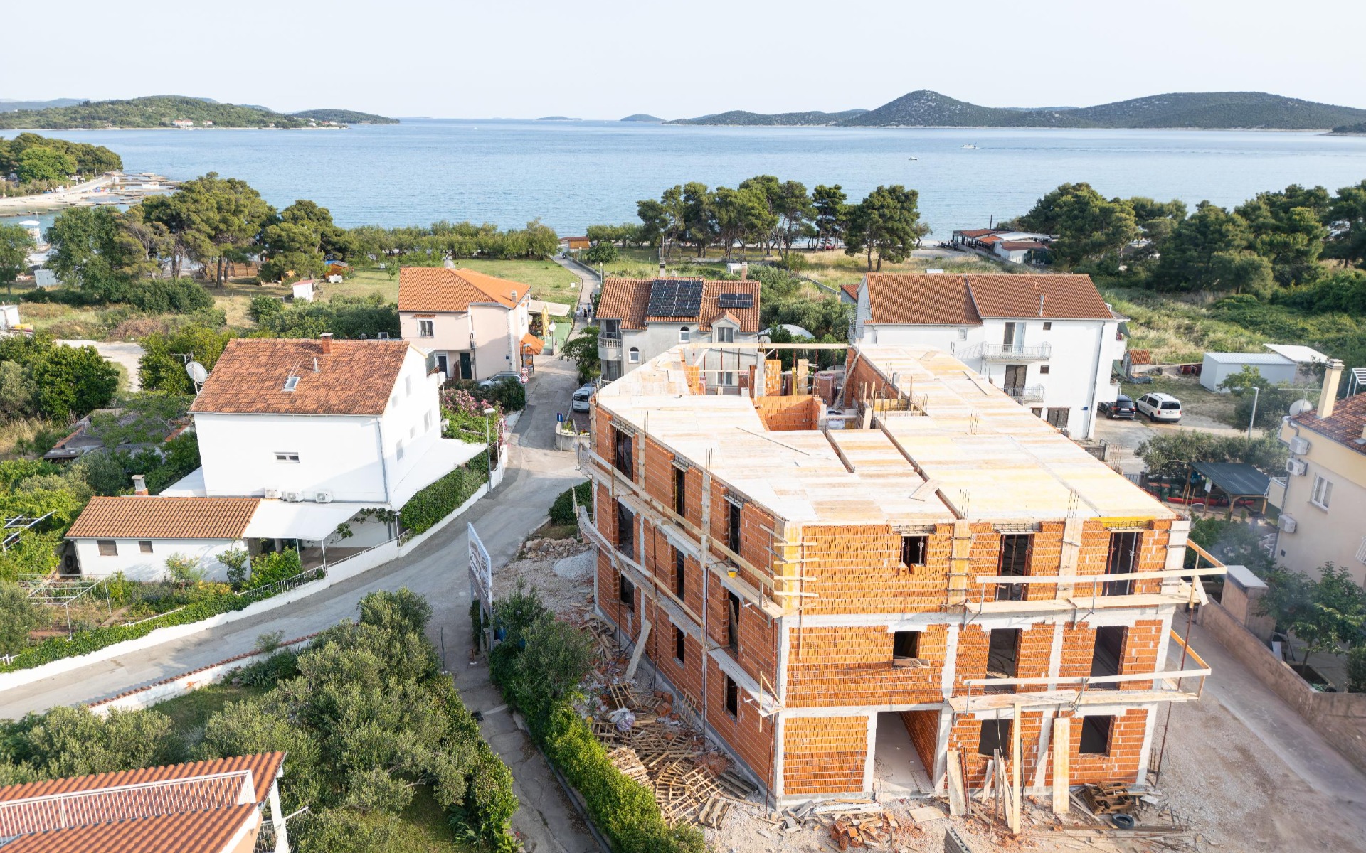 SNIŽENO!! 70 metara od plaže novogradnja na drugom katu