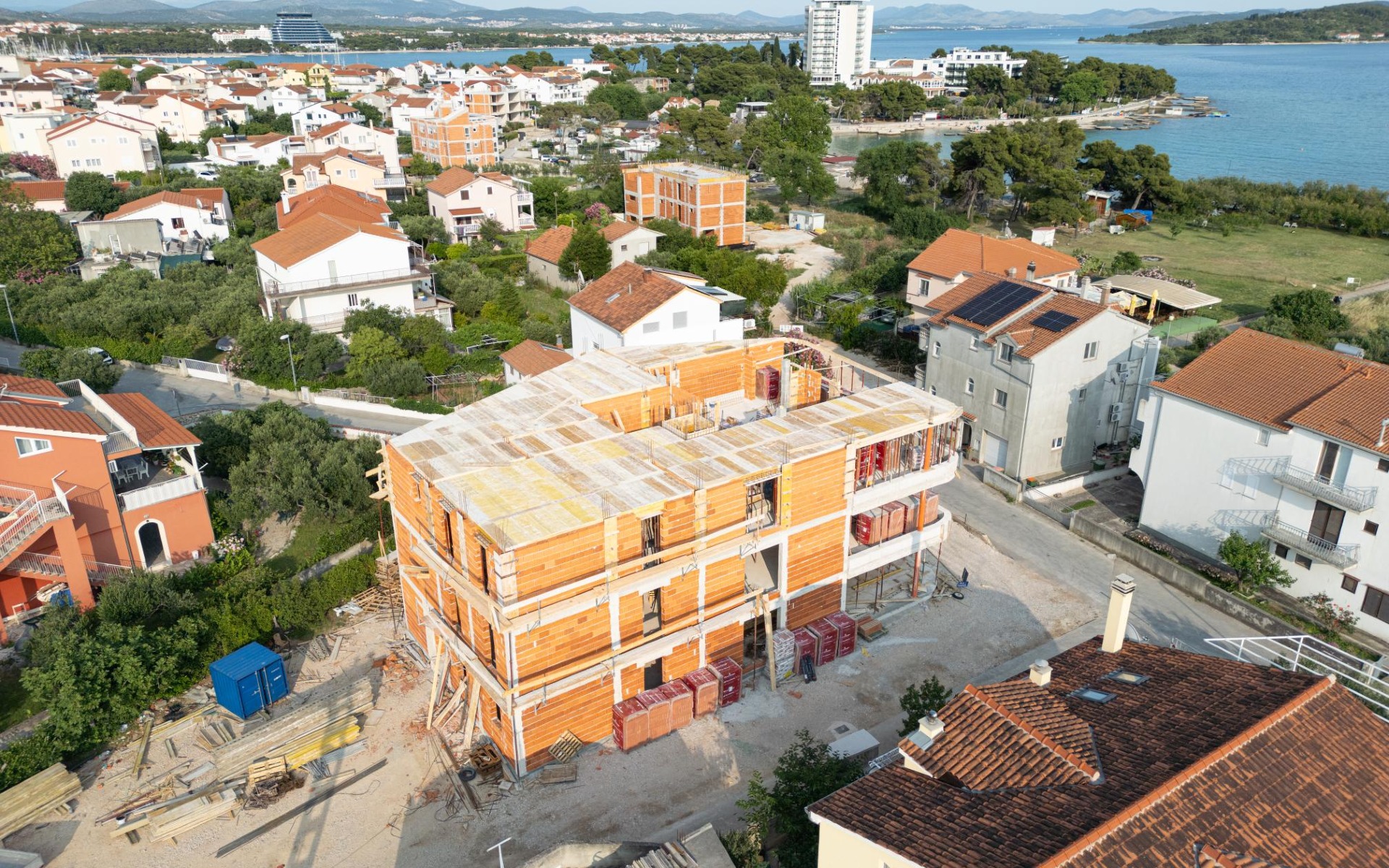 SNIŽENO!!Top lokacija, drugi red od plaže, stan u prizemlju novogradnje