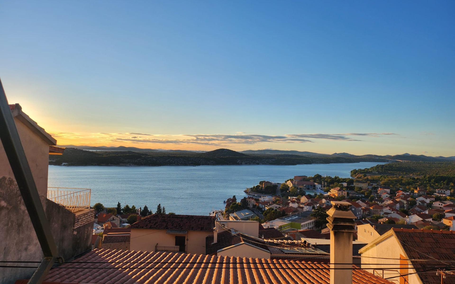 Na lijepoj lokaciji u gradu na prodaju odmah useljiv trosoban stan