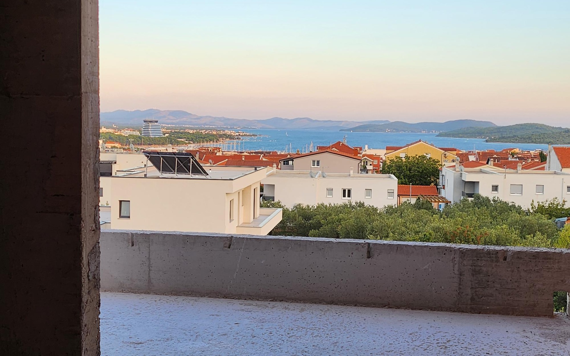 Stan na drugom katu novogradnje s pogledom na more