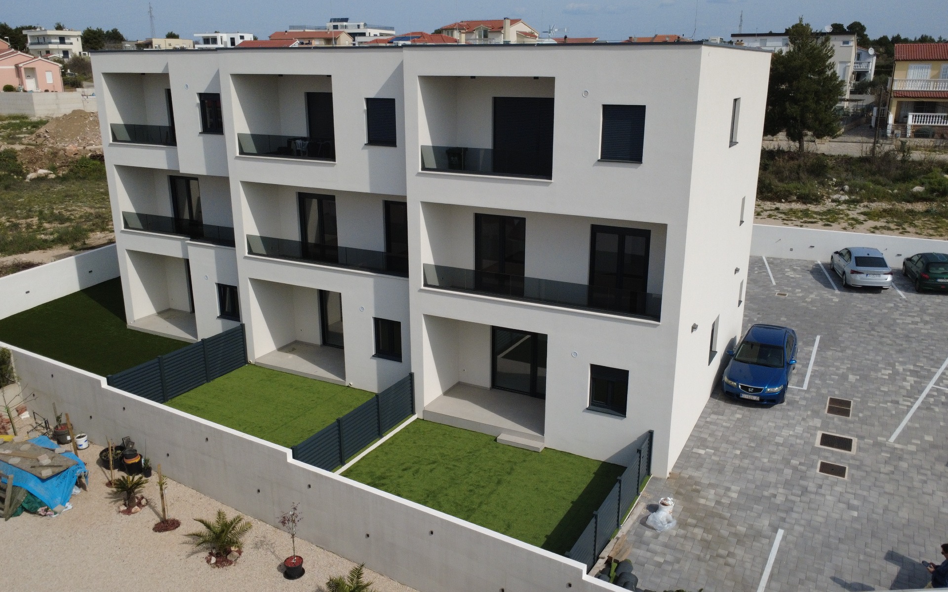 U novogradnji dvoetažan stan sa vrtom