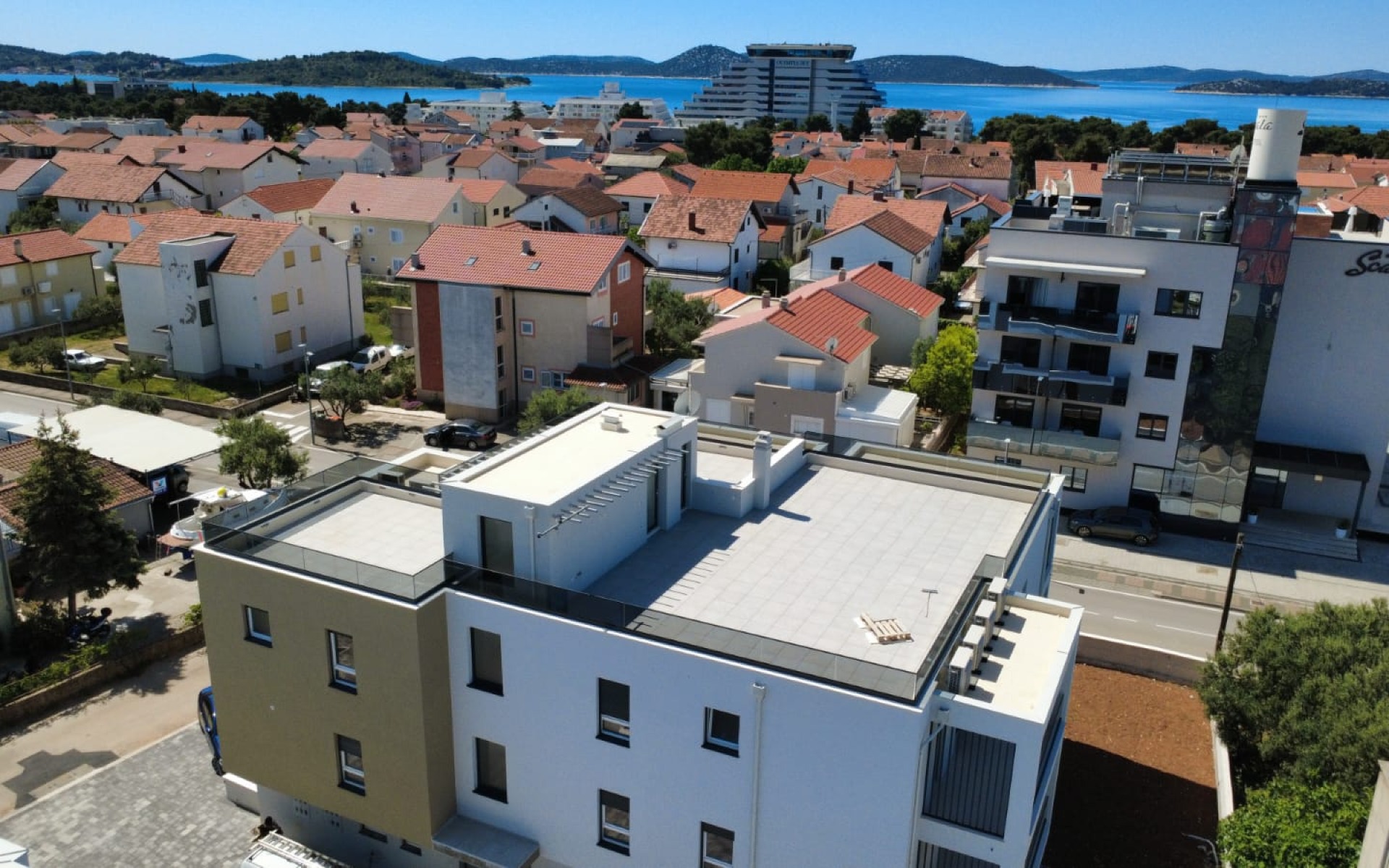 Prvi kat u modernoj novogradnji i blizu plaže