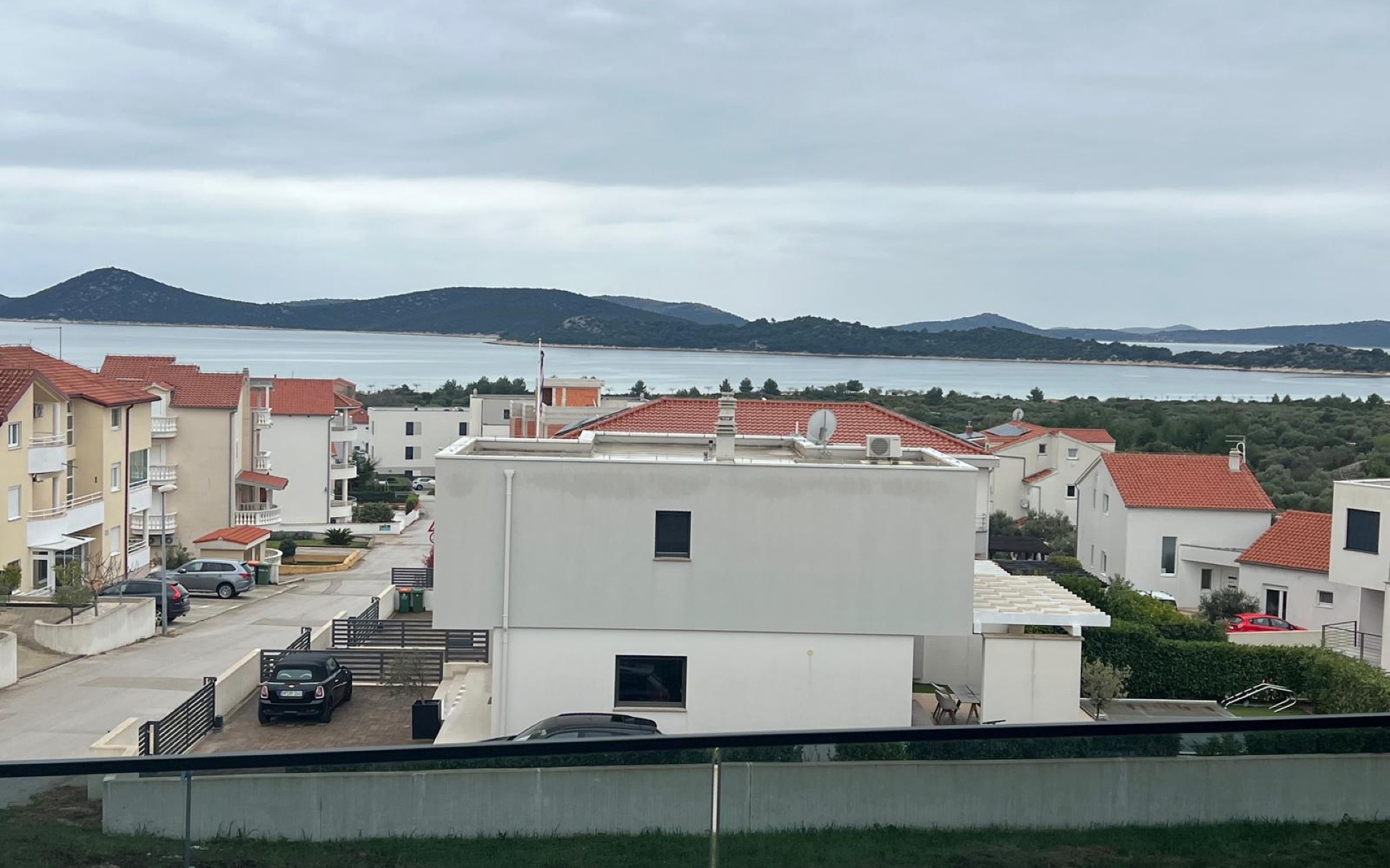 Troetažni duplex s bazenom i neometanim pogledom na more