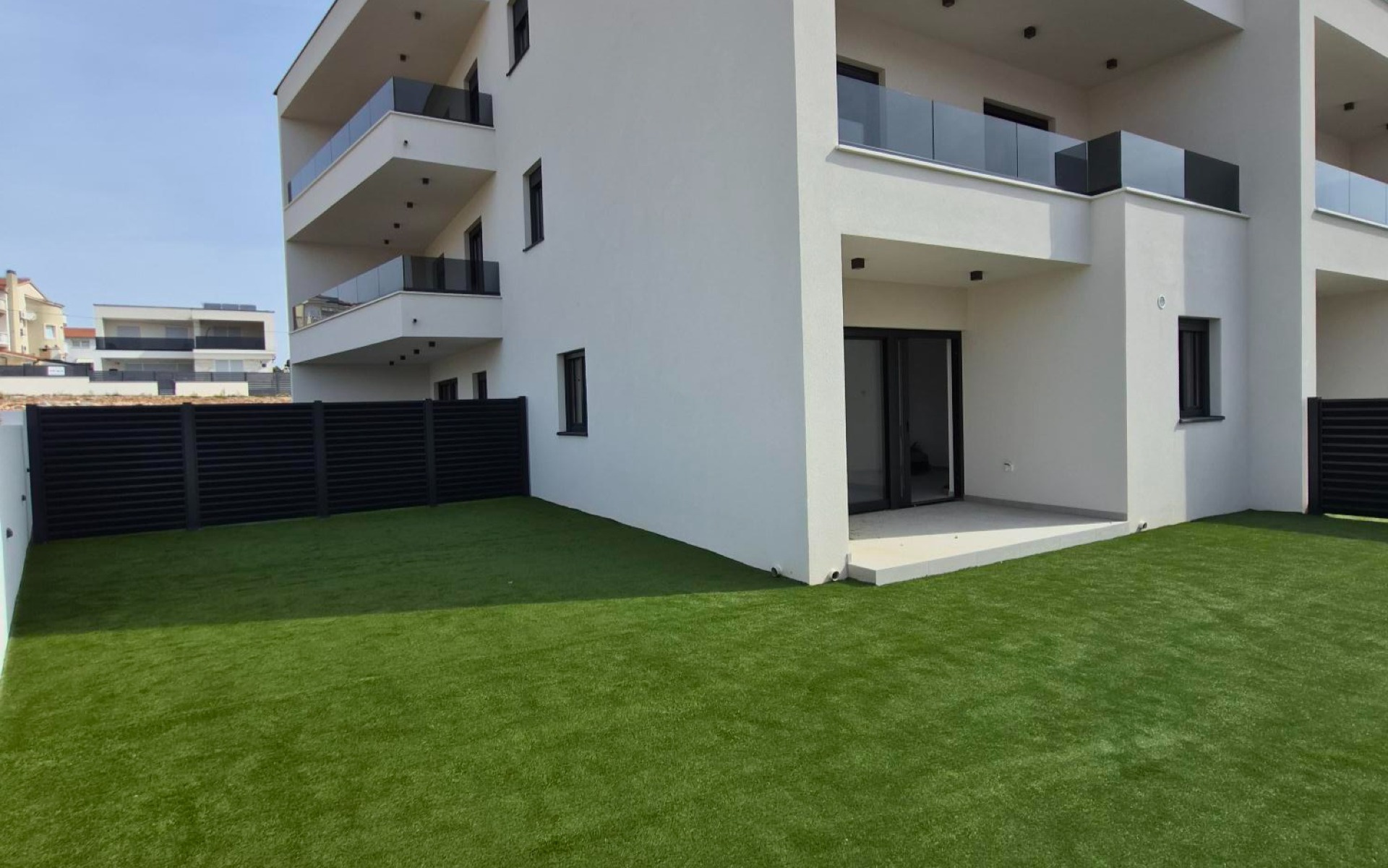 Novogradnja, dvoetažan stan na mirnoj lokaciji sa velikom zelenom površinom