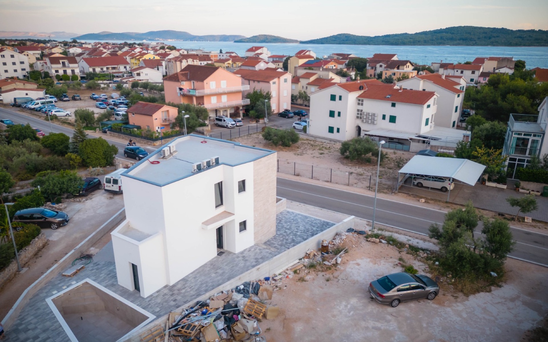 Novogradnja, samostojeća kuća sa bazenom