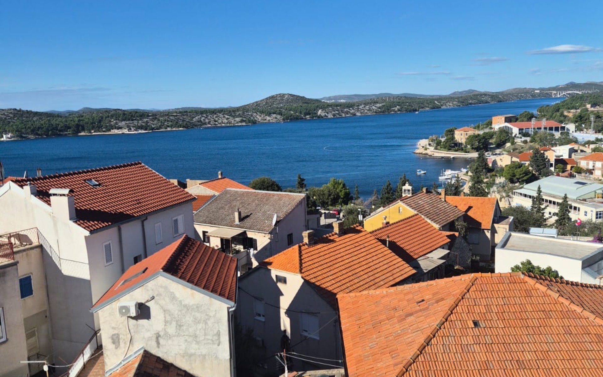 Izvrsna lokacija, namješten stan sa dvije spavaće sobe